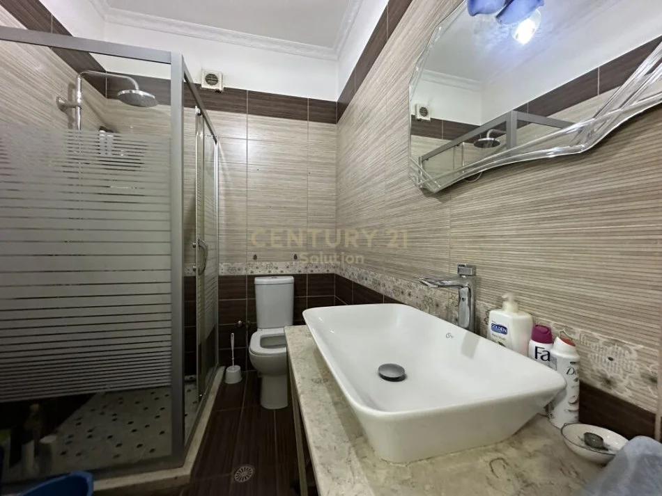Tirane, shitet apartament 2+1+Ballkon Kati 7, 97 m² 127.000 € (Unaza e re)