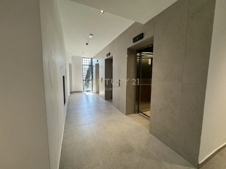 Tirane, shitet apartament 3+1+Ballkon Kati 7, 162 m² 520.000 € (LIQENI)