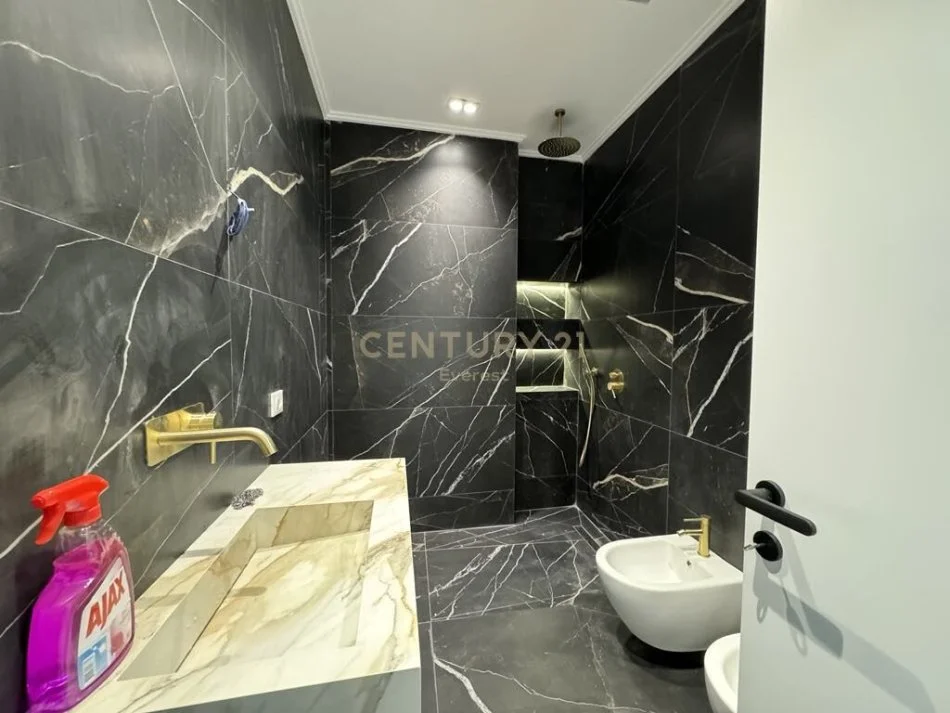 Tirane, shitet apartament 3+1+Ballkon Kati 7, 162 m² 520.000 € (LIQENI)