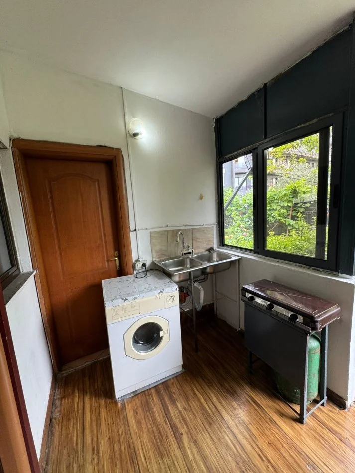 Tirane, jepet me qera garsonier 1+1 Kati 0, 250 €