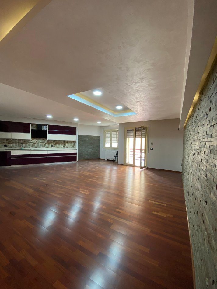 Tirane, jepet me qera zyre Kati 4, 163 m² 1.500 € (Stadiumi Dinamo)