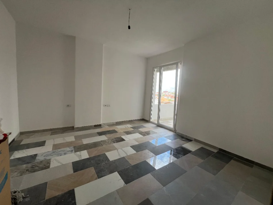 Tirane, shitet apartament 2+1+Ballkon Kati 4, 115 m² 12.800.000 € (rruga Kastriotet)