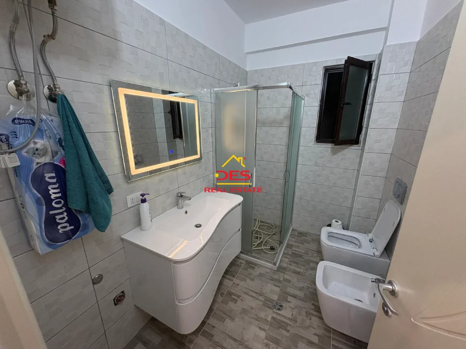 Vlore, jepet me qera apartament 2+1+Ballkon Kati 3, 110 m² 500 € (Rruga Çajupi)