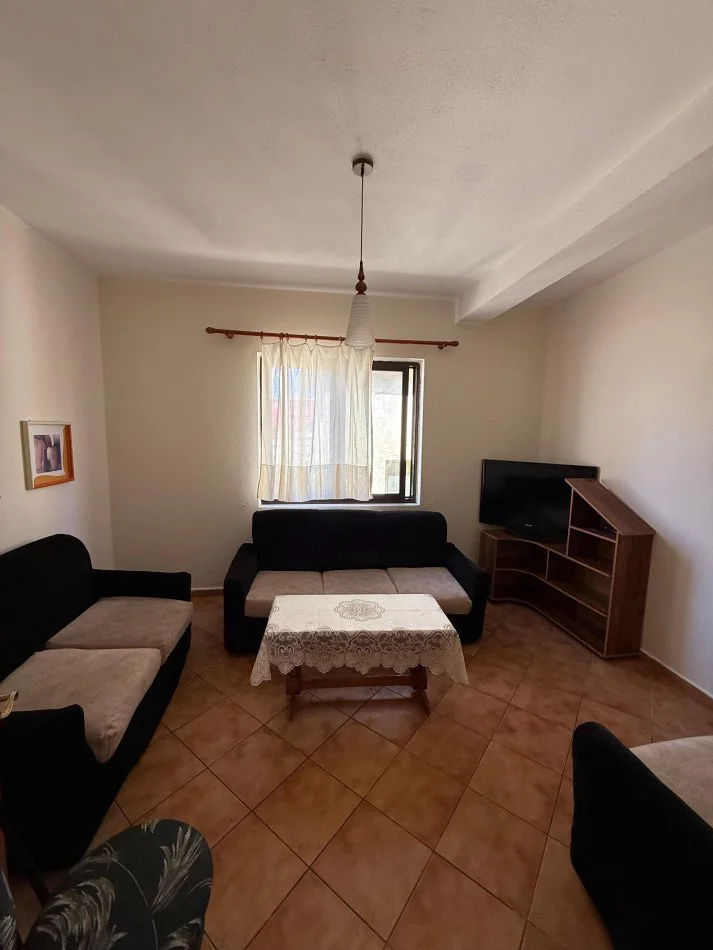 Durres, jepet me qera apartament 4+1 Kati 3, 300 € 