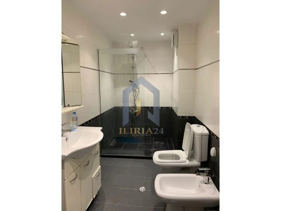 Tirane, jepet me qera apartament 2+1+Aneks+Ballkon Kati 1, 126 m² 700 € (rruga medar shtylla)