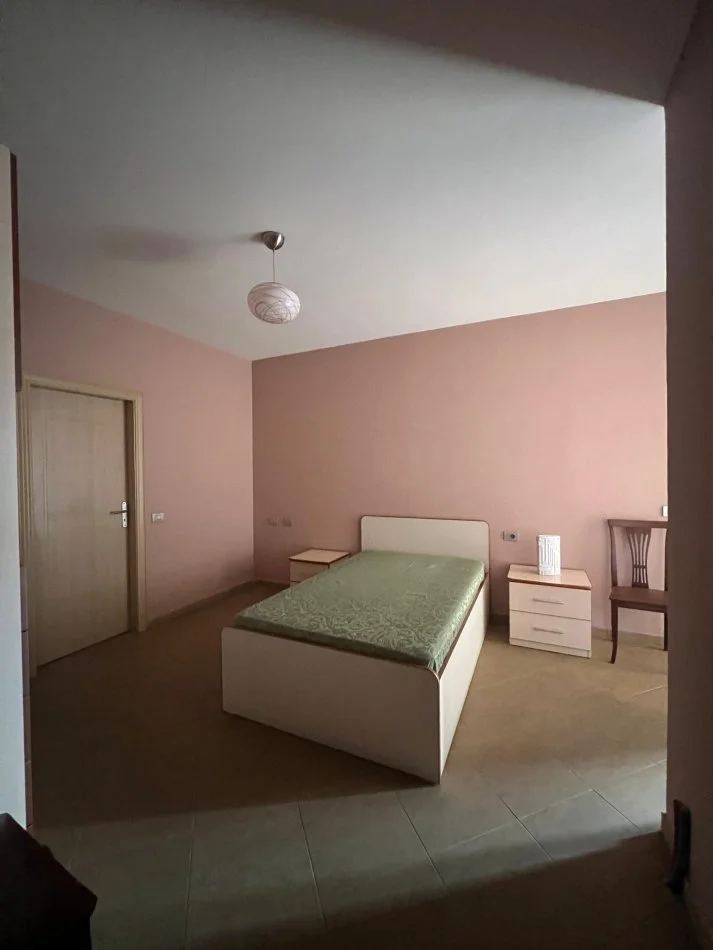 Tirane, jepet me qera apartament 3+1+Ballkon Kati 4, 850 € (Rruga dritan hoxha zogu i zi)