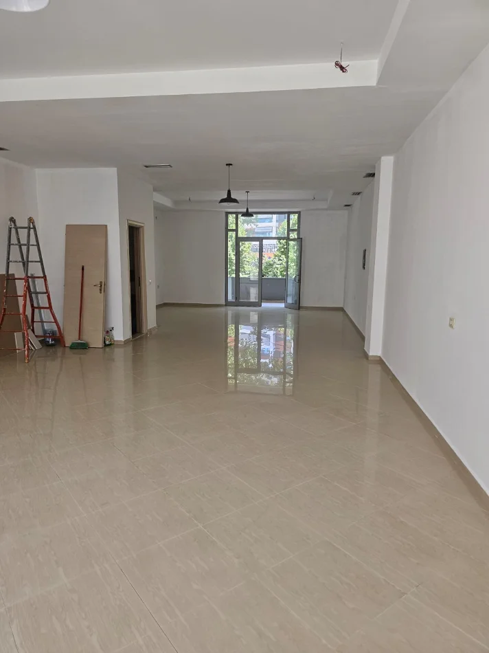 Tirane, shes ambjent biznesi Kati 1, 120 m² 296.000 € (Përball Me Delijorgjin)