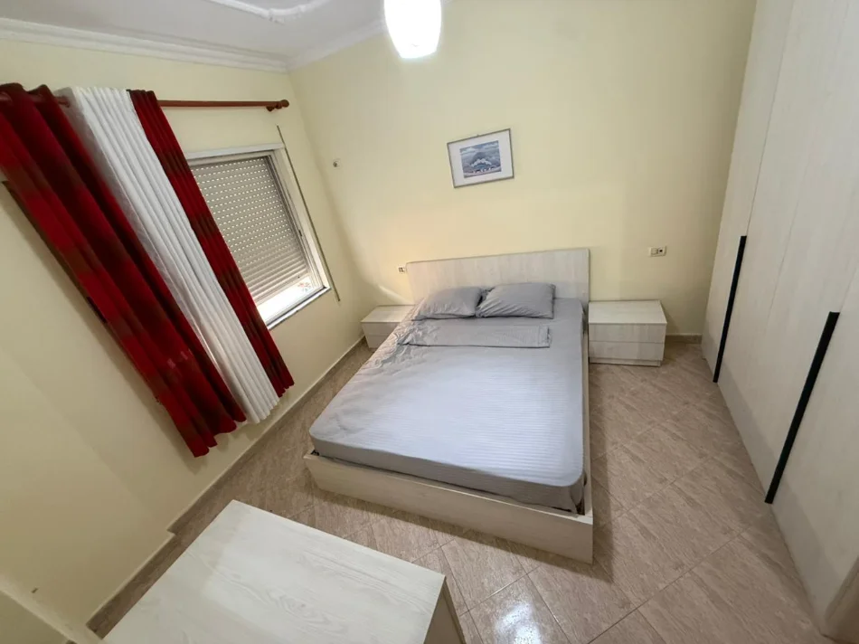 Durres, jepet me qera apartament 1+1 Kati 4, 75 m² 300 € (Rruga Pavaresia, Rrota Kuqe)