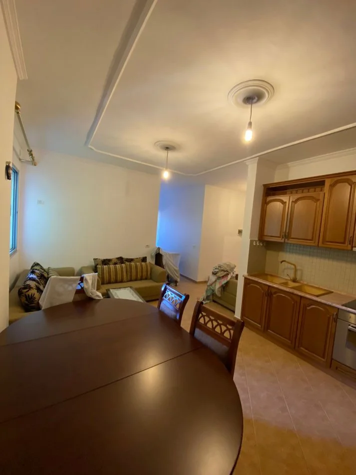 Tirane, jepet me qera 2+1+Ballkon Kati 3, 65 m² 400 € (pran restorant Freskut)