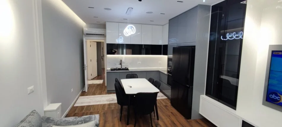 Tirane, jepet me qera apartament 2+1 Kati 3, 114 m² 900 € (Farmacia 10)