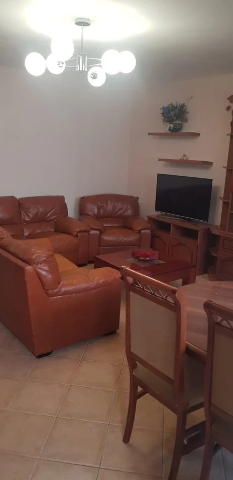 Tirane, jepet me qera apartament 2+1+Ballkon Kati 5, 85 m² 500 € (Bar Glow , Brryli)