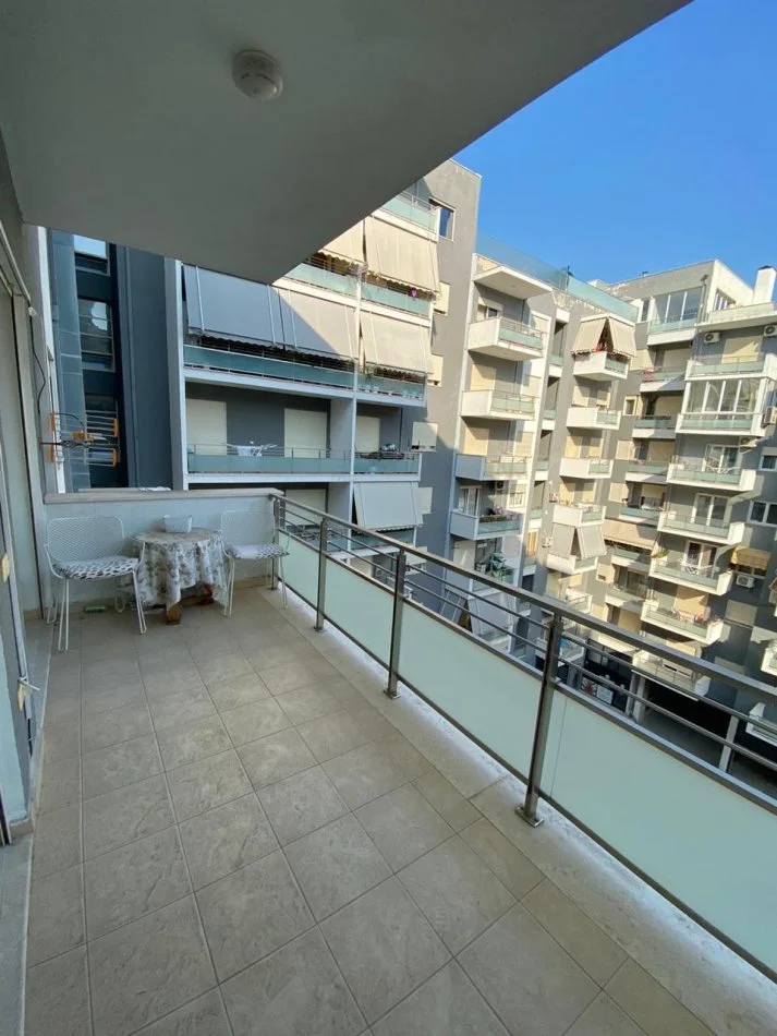 Tirane, jepet me qera apartament 1+1+Ballkon Kati 5, 65 m² 450 € (Golden Park , rruga Kavajes)