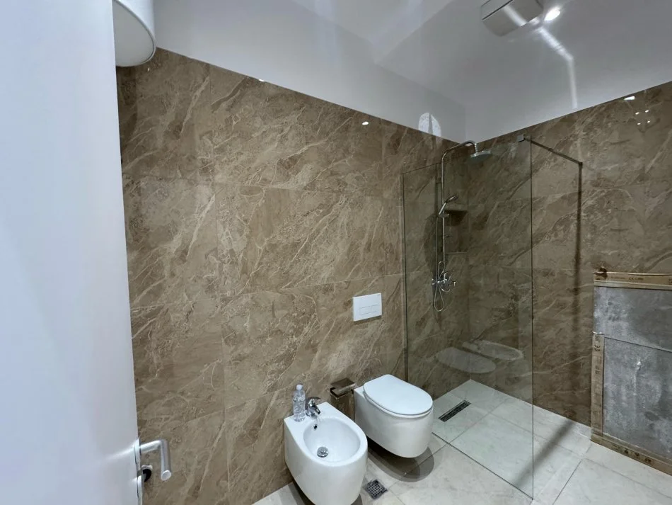 Tirane, jepet me qera apartament 2+1 Kati 4, 120 m² 1.100 € (Ish UET)