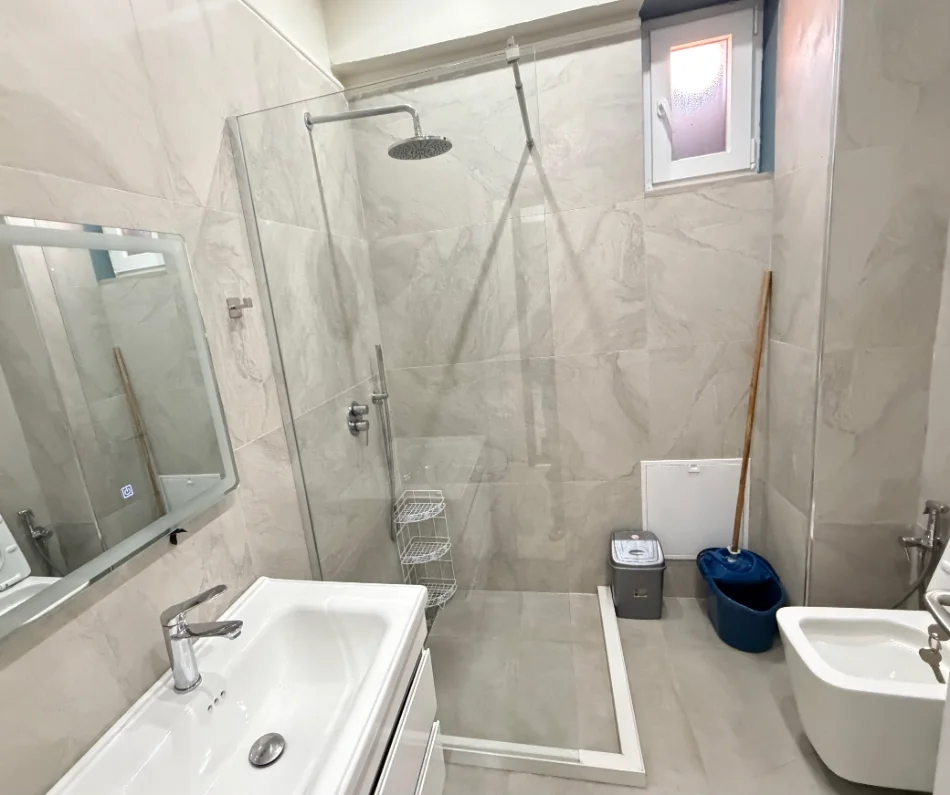 Tirane, jepet me qera apartament 1+1 Kati 1, 65 m² 650 € (Stacioni i Trenit)