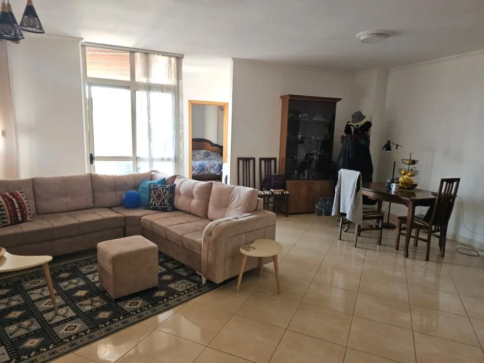 Tirane, jepet me qera apartament 2+1+Ballkon Kati 7, 112 m² 600 € (APARTAMENT ME QIRA 2+1 ,RR BARRIKADA)