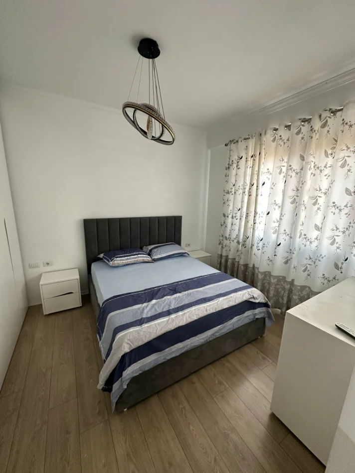 Tirane, jepet me qera apartament 3+1+Ballkon Kati 8, 112 m² 900 € (Unaza e Re)