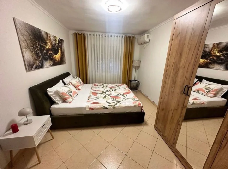 Tirane, jepet me qera 1+1 Kati 3, 60 m² 600 € (Rruga Muhamed Gjollesha)