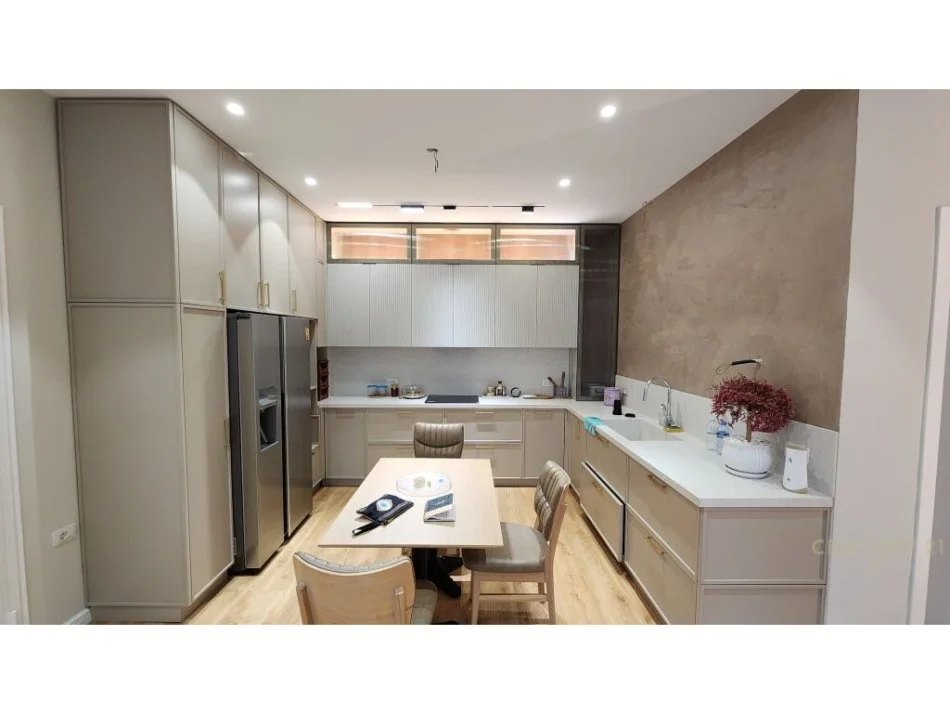 Tirane, shitet apartament 3+1+Ballkon , 110 m² 250.000 € (SELITE)