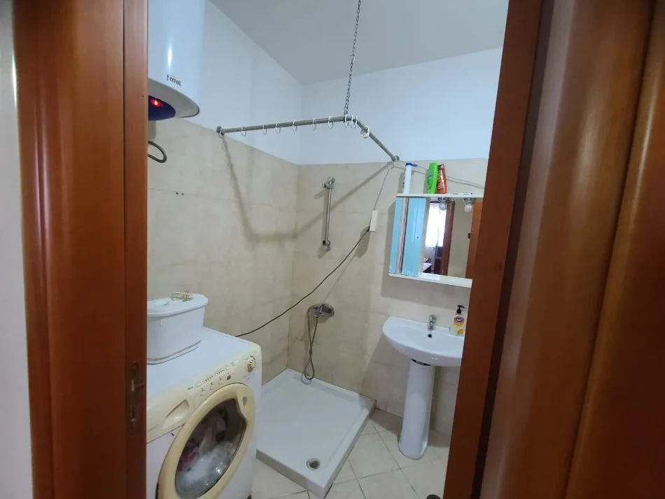 Tirane, jepet me qera apartament 1+1 Kati 7, 70 m² 400 € (Kinostudio., Rruga Aleksander Moisiu.)