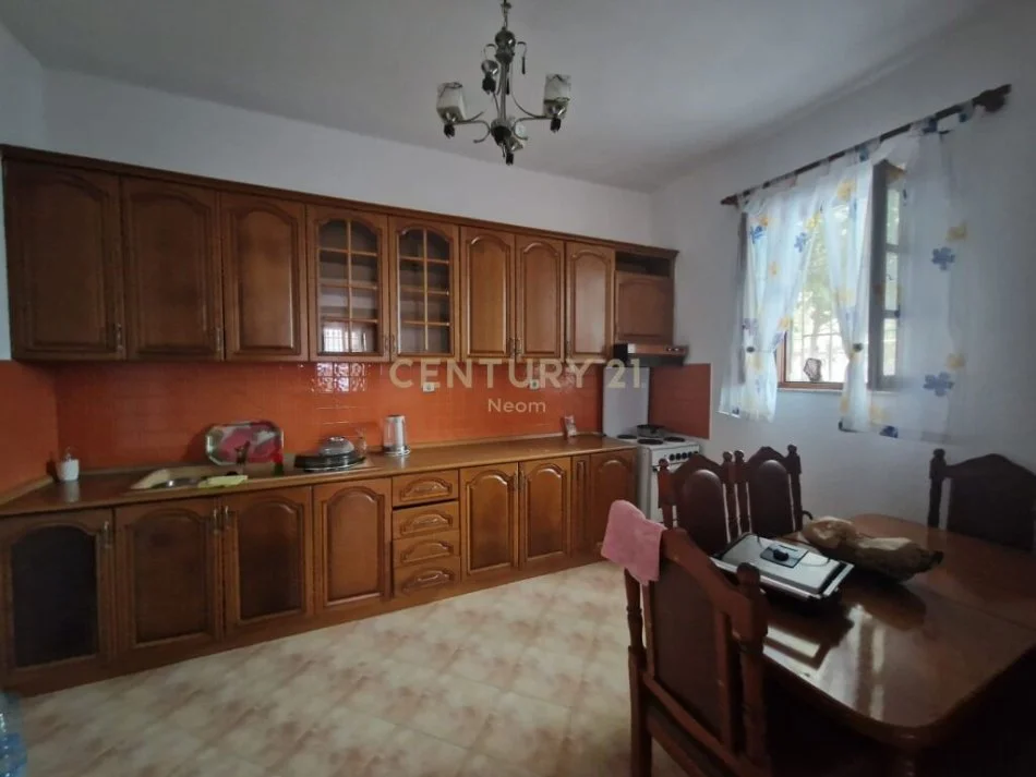Tirane, jepet me qera apartament 2+1 Kati 1, 334 m² 500 € (Allias)