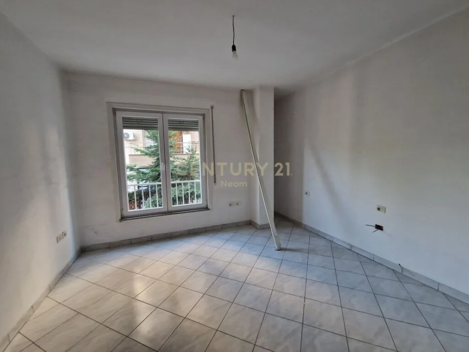 Tirane, jepet me qera apartament 3+1 Kati 1, 142 m² 800 € (liqeni i thate)