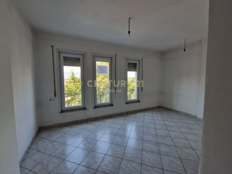 Tirane, jepet me qera apartament 3+1 Kati 1, 142 m² 800 € (liqeni i thate)