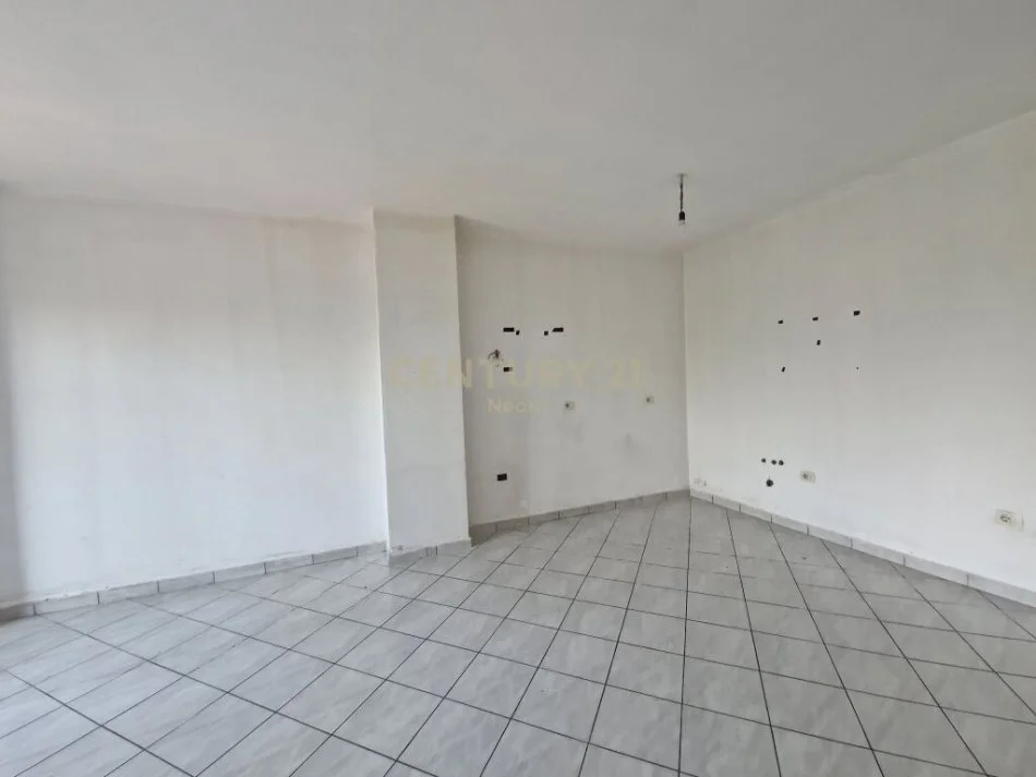 Tirane, jepet me qera apartament 3+1 Kati 1, 142 m² 800 € (liqeni i thate)