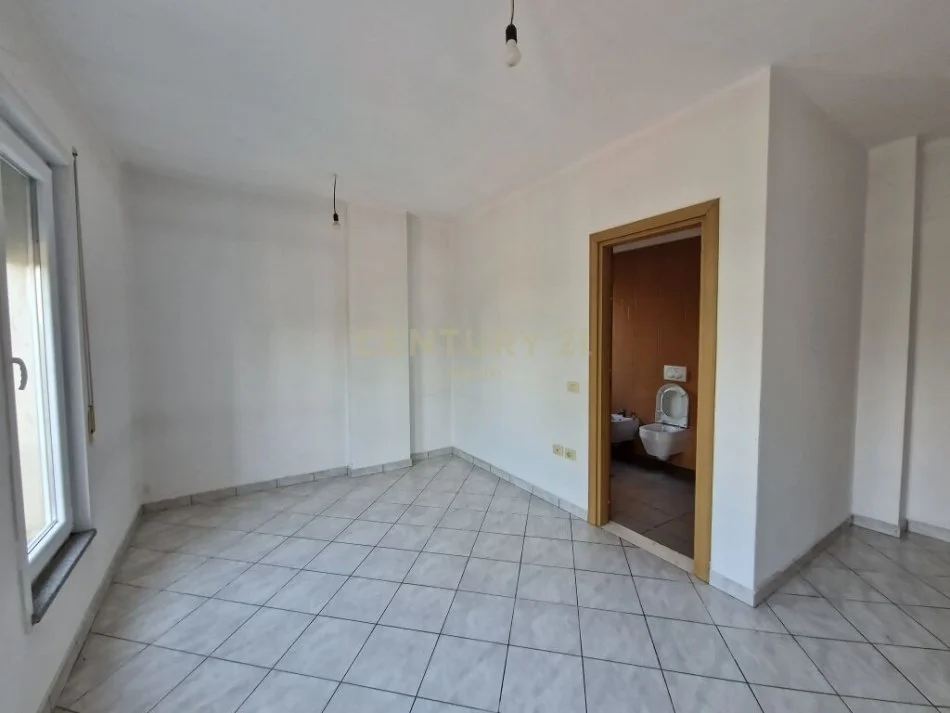 Tirane, jepet me qera apartament 3+1 Kati 1, 142 m² 800 € (liqeni i thate)