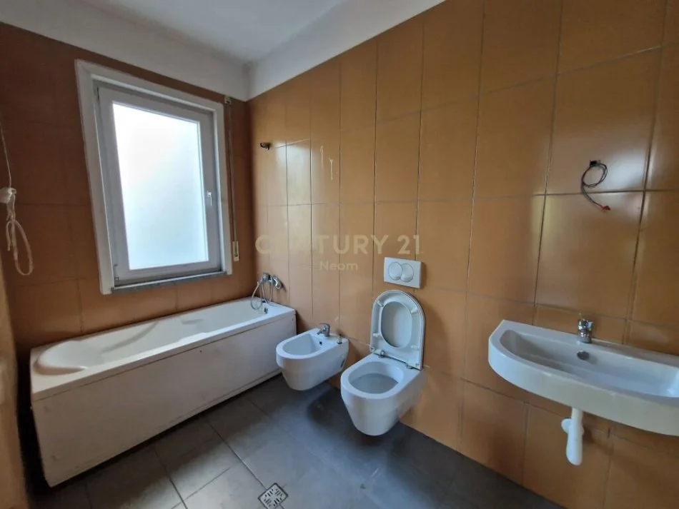 Tirane, jepet me qera apartament 3+1 Kati 1, 142 m² 800 € (liqeni i thate)