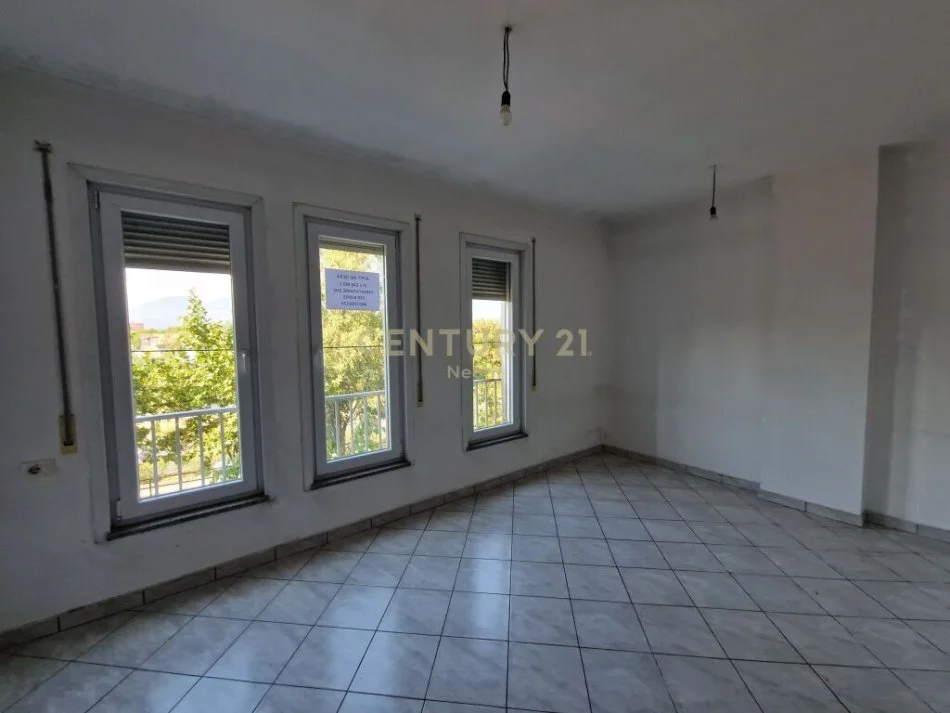 Tirane, jepet me qera apartament 3+1 Kati 1, 142 m² 800 € (liqeni i thate)