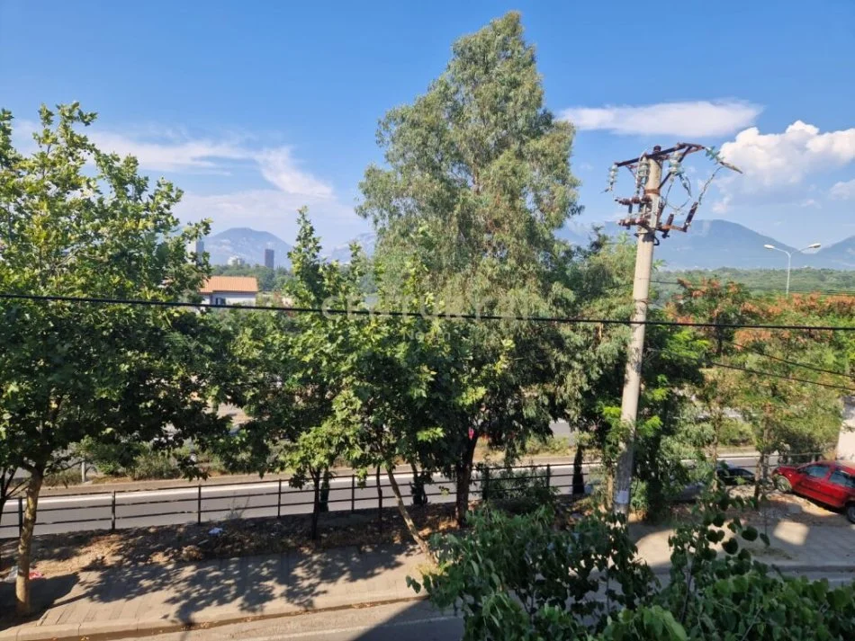 Tirane, jepet me qera apartament 3+1 Kati 1, 142 m² 800 € (liqeni i thate)