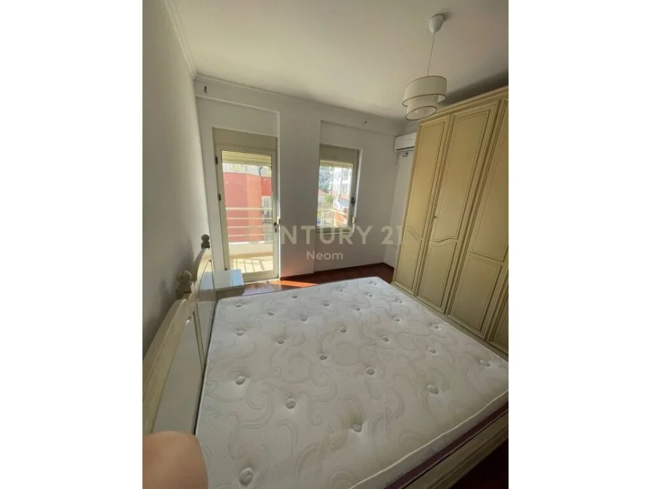 Tirane, jepet me qera apartament 1+1 Kati 3, 450 m² 450 € (liqeni i thate)
