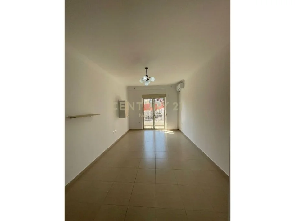 Tirane, jepet me qera apartament 1+1 Kati 3, 450 m² 450 € (liqeni i thate)