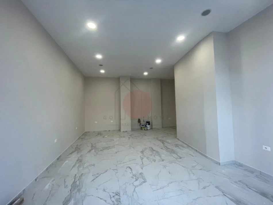 Tirane, jap me qera ambjent biznesi Kati 0, 50 m² 500 € (Laprak)