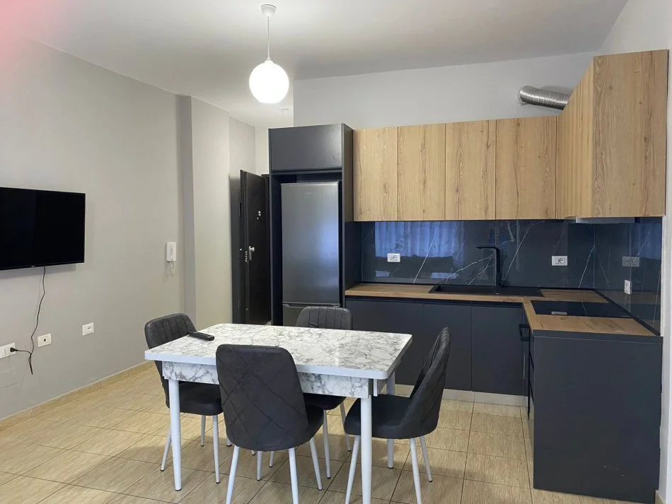 Vlore, jepet me qera apartament 1+1+Ballkon Kati 4, 65 m² 400 € (Vlore)