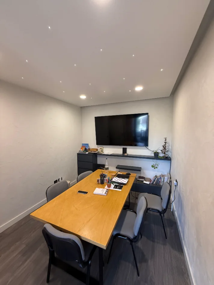 Tirane, jepet me qera ambjent biznesi Kati 5, 90 m² 700 € (ish ekspozita)