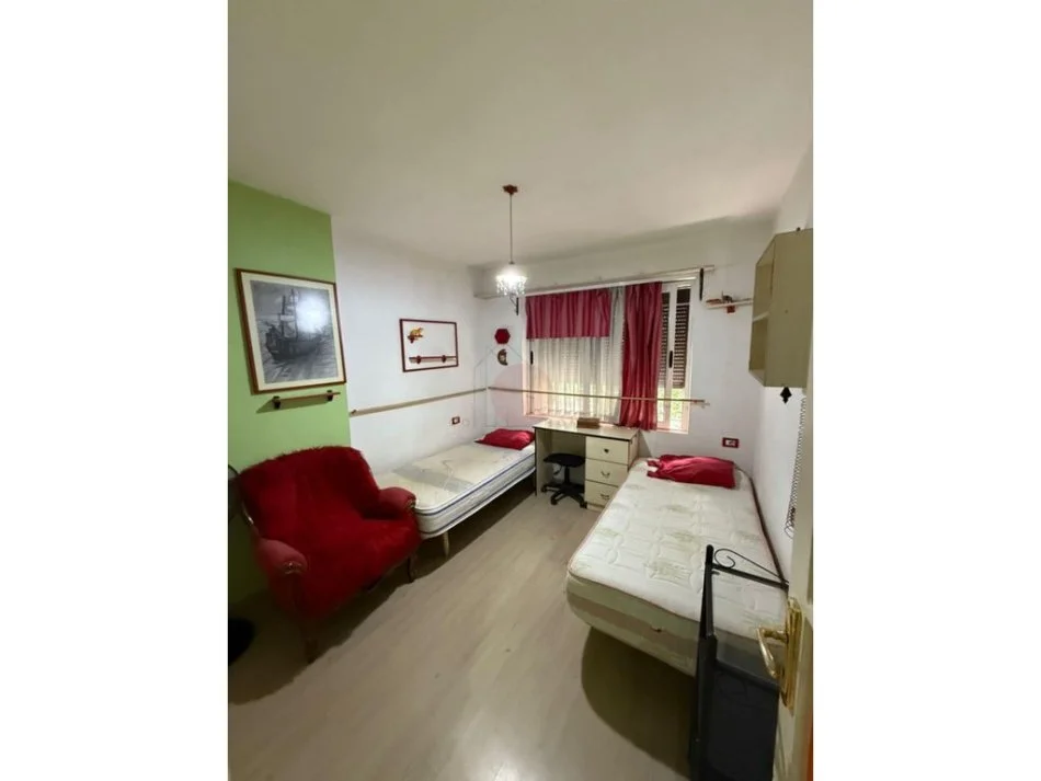 Tirane, jepet me qera 1+1 Kati 5, 70 m² 350 € (Rruga 5 Maji)