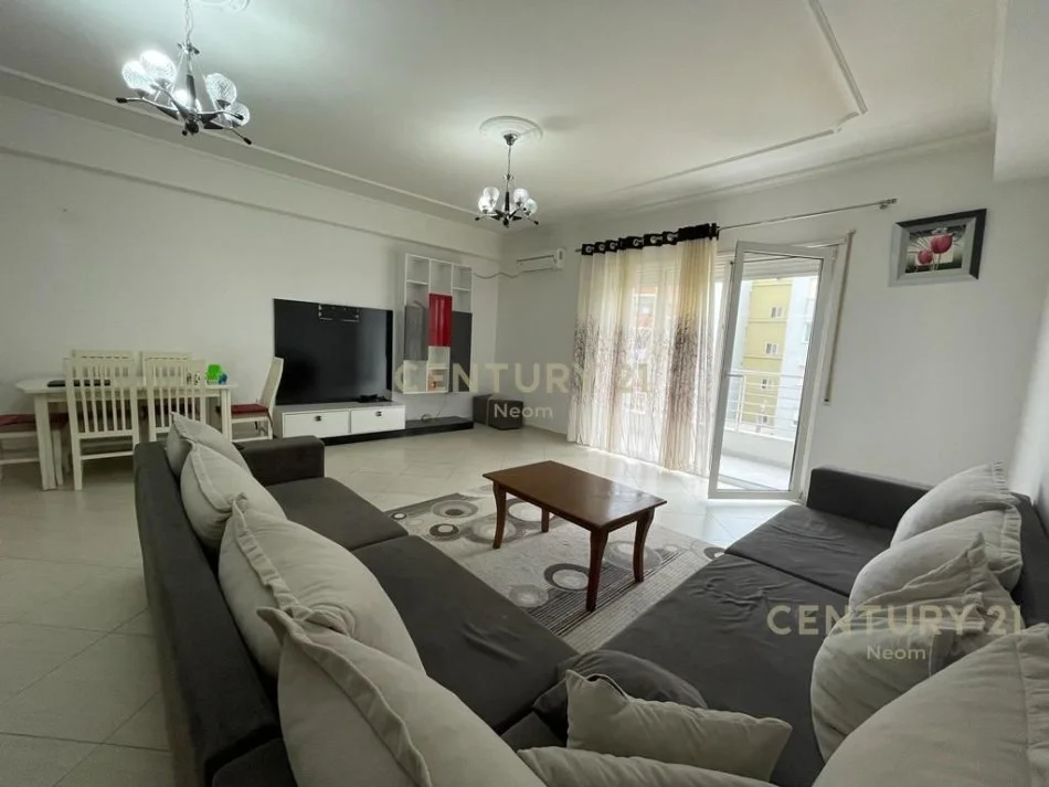 Tirane, jepet me qera apartament 3+1 , 150 m² 700 € (liqen i thate)