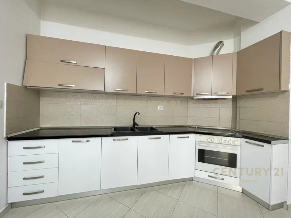 Tirane, jepet me qera apartament 3+1 , 150 m² 700 € (liqen i thate)