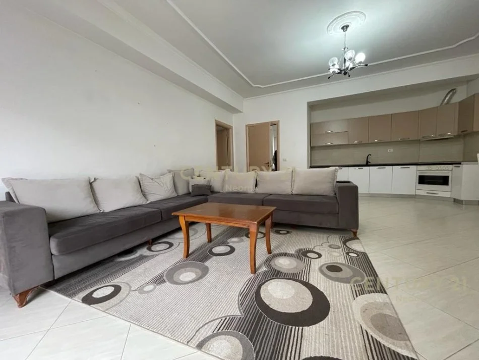 Tirane, jepet me qera apartament 3+1 , 150 m² 700 € (liqen i thate)