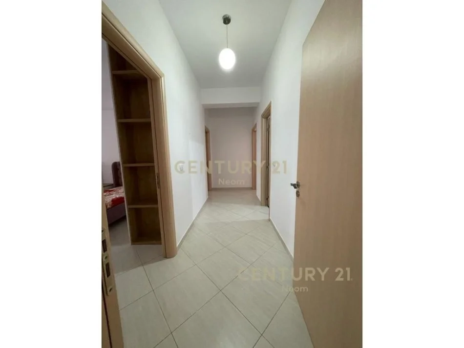Tirane, jepet me qera apartament 3+1 , 150 m² 700 € (liqen i thate)