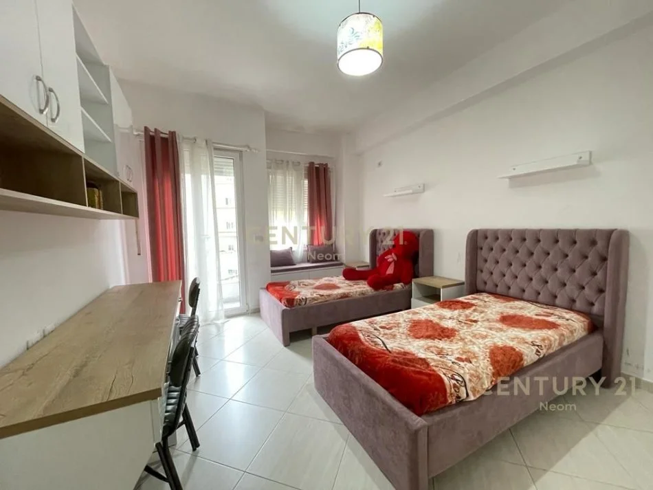 Tirane, jepet me qera apartament 3+1 , 150 m² 700 € (liqen i thate)