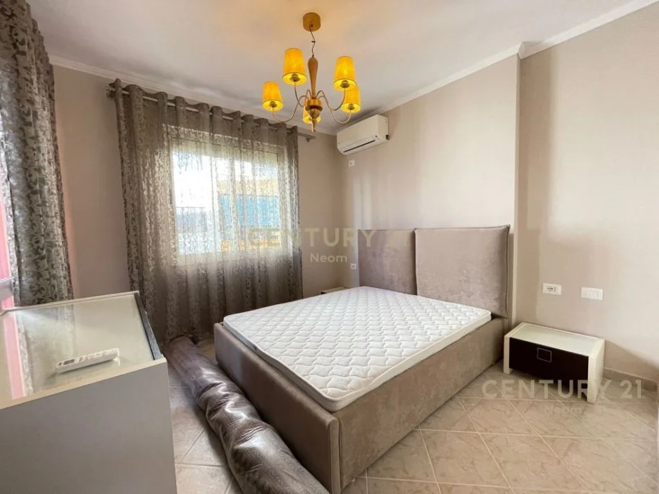 Tirane, jepet me qera apartament 3+1 Kati 1, 145 m² 1.000 € (liqeni i thate)