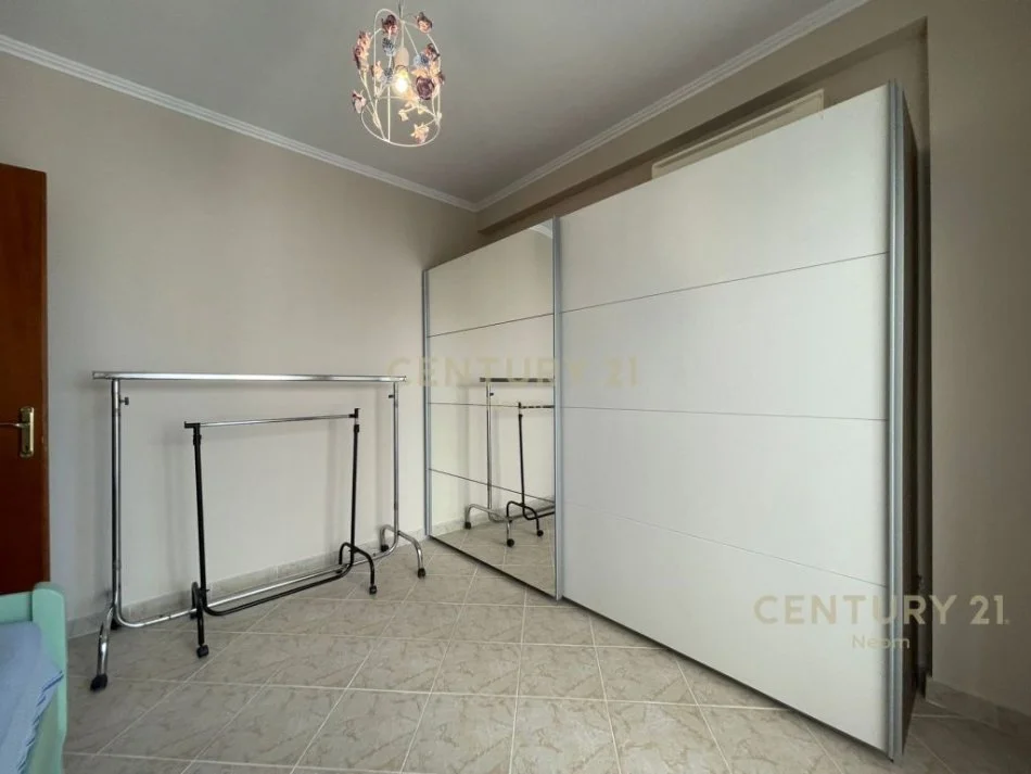 Tirane, jepet me qera apartament 3+1 Kati 1, 145 m² 1.000 € (liqeni i thate)