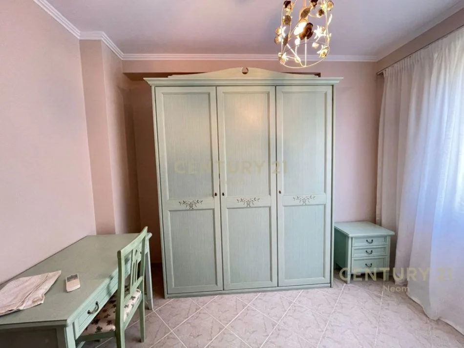 Tirane, jepet me qera apartament 3+1 Kati 1, 145 m² 1.000 € (liqeni i thate)