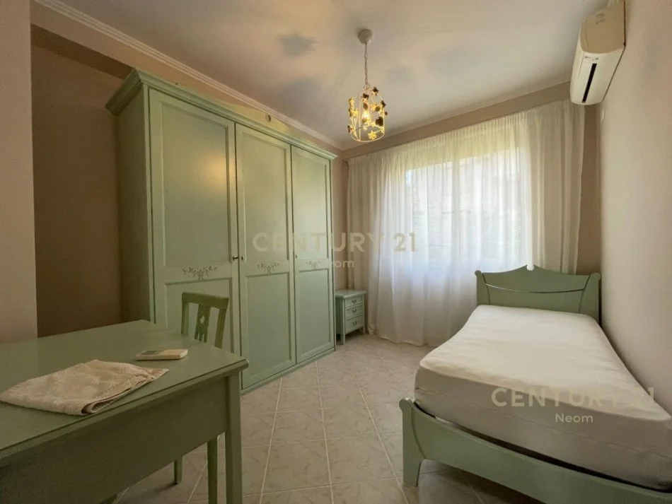 Tirane, jepet me qera apartament 3+1 Kati 1, 145 m² 1.000 € (liqeni i thate)