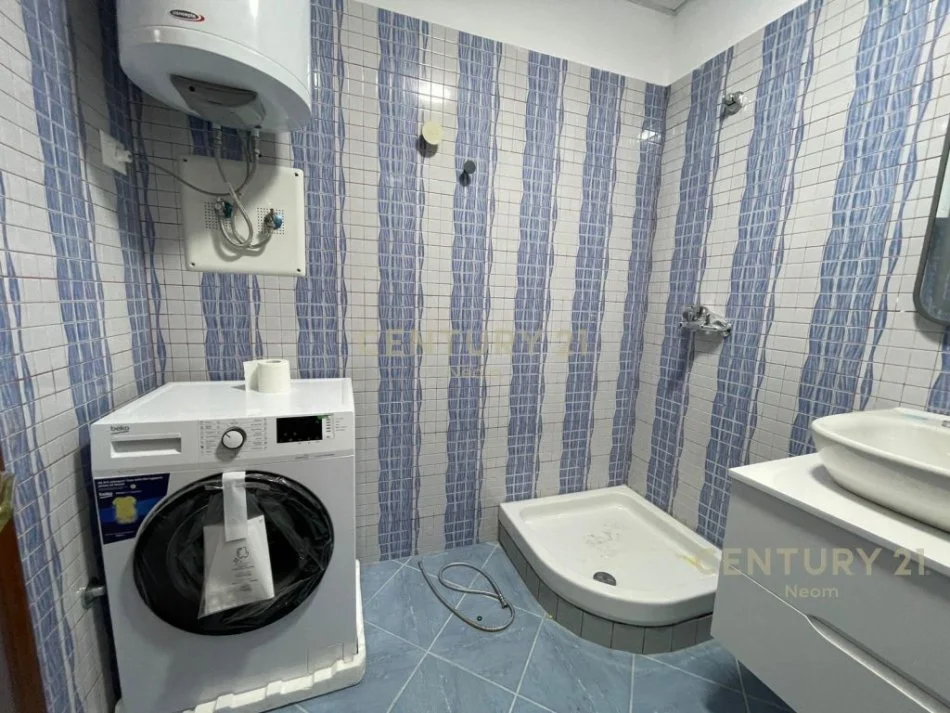 Tirane, jepet me qera apartament 3+1 Kati 1, 145 m² 1.000 € (liqeni i thate)