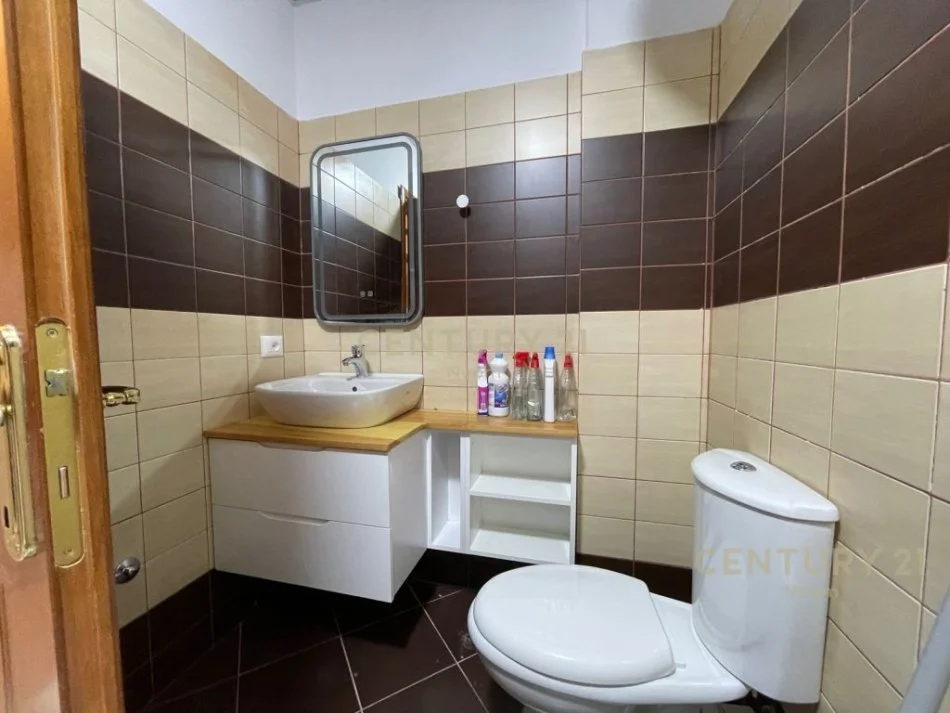 Tirane, jepet me qera apartament 3+1 Kati 1, 145 m² 1.000 € (liqeni i thate)