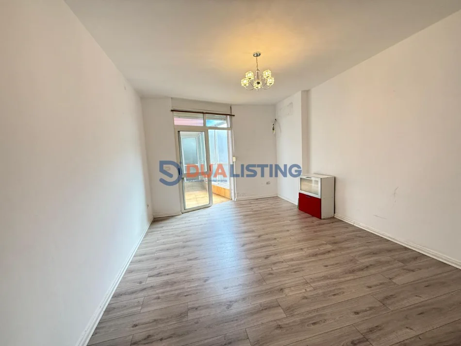Tirane, jepet me qera ambjent biznesi , 130 m² 800 € 