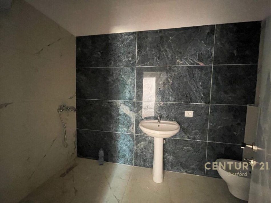 Tirane, shitet apartament 2+1+Ballkon Kati 3, 116 m² (Ish Fusha e Aviacionit)